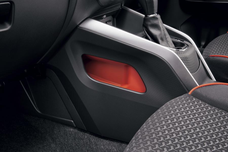 Детали интерьера Daihatsu Rocky 2019 года  (фото 26 из 40)